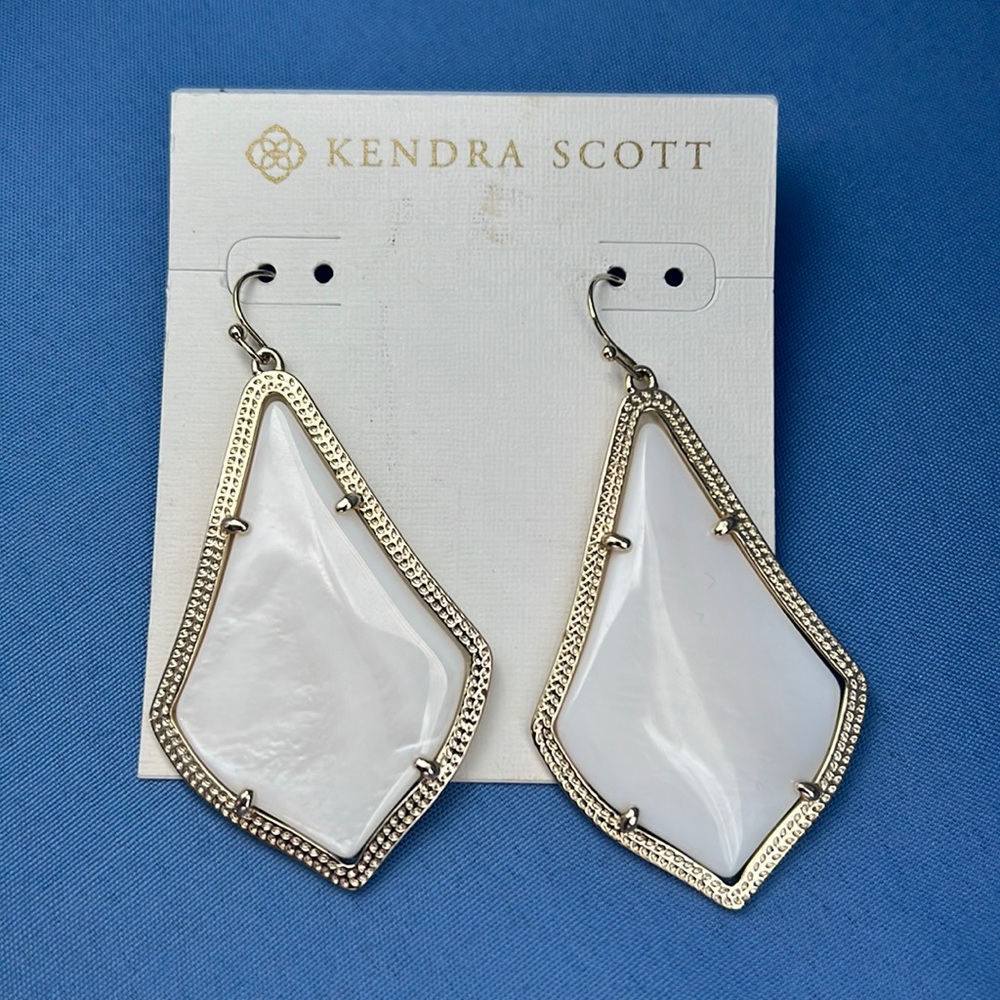 Kendra Scott Alex Drop Earrings - Gold and Pearl. 2” length